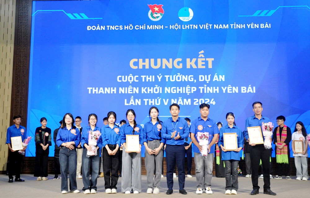 Trao giải cho các tác giả đoạt giải trong Cuộc thi “Ý tưởng, dự án thanh niên khởi nghiệp” tỉnh lần thứ V, năm 2024.
